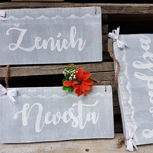 Svadobné tabuľky – ženích, nevesta a svadba v šedom