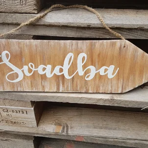 Tabuľka svadba – šípka v hnedom